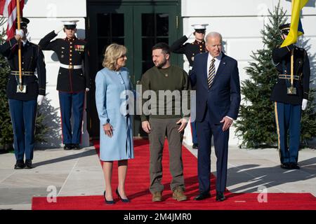 Washington, US, 21/12/2022, il presidente degli Stati Uniti Joe Biden e la prima signora Dr. Jill Biden danno il benvenuto al presidente ucraino Volodymyr Zelenskyy alla Casa Bianca di Washington, DC mercoledì 21 dicembre 2022. Credit: Chris Kleponis/CNP /MediaPunch Foto Stock