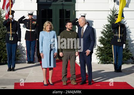 Washington, US, 21/12/2022, il presidente degli Stati Uniti Joe Biden e la prima signora Dr. Jill Biden danno il benvenuto al presidente ucraino Volodymyr Zelenskyy alla Casa Bianca di Washington, DC mercoledì 21 dicembre 2022. Credit: Chris Kleponis/CNP /MediaPunch Foto Stock