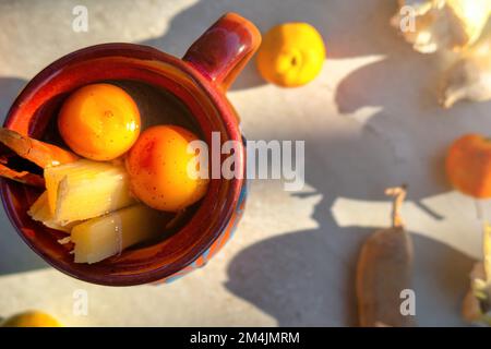 Un punch di frutta. Il punzone di frutta di Natale è un'infusione che è consumata in Messico Foto Stock