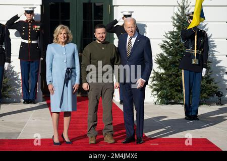 Washington, US, 21/12/2022, il presidente degli Stati Uniti Joe Biden e la prima signora Dr. Jill Biden danno il benvenuto al presidente ucraino Volodymyr Zelenskyy alla Casa Bianca di Washington, DC mercoledì 21 dicembre 2022. Credit: Chris Kleponis/CNP /MediaPunch Foto Stock