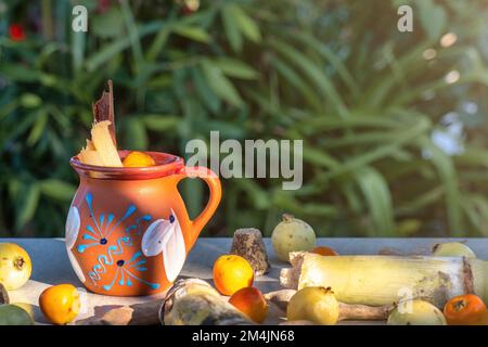 Un punch di frutta. Il punzone di frutta di Natale è un'infusione che è consumata in Messico Foto Stock