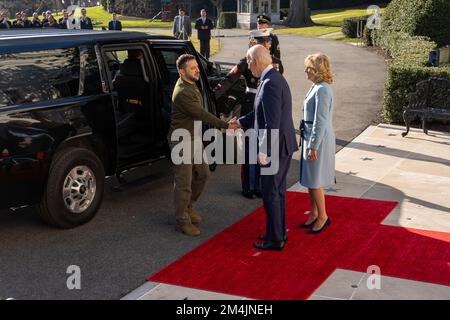 Il Presidente Joe Biden e la prima signora Dr. Jill Biden salutano il Presidente dell'Ucraina Volodymyr Zelensky all'arrivo alla Casa Bianca 21 dicembre 2022 a Washington DC. Credito: Ken Cedeno/Pool tramite CNP /MediaPunch Foto Stock