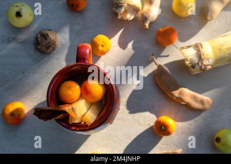 Un punch di frutta. Il punzone di frutta di Natale è un'infusione che è consumata in Messico Foto Stock