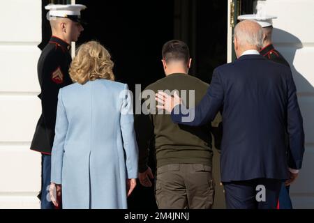 Washington, US, 21/12/2022, il presidente degli Stati Uniti Joe Biden e la prima signora Dr. Jill Biden danno il benvenuto al presidente ucraino Volodymyr Zelenskyy alla Casa Bianca di Washington, DC mercoledì 21 dicembre 2022. Credit: Chris Kleponis/CNP /MediaPunch Foto Stock