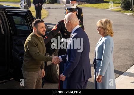 Washington DC. 21st Dec, 2022. Il Presidente Joe Biden e la prima signora Dr. Jill Biden salutano il Presidente dell'Ucraina Volodymyr Zelensky all'arrivo alla Casa Bianca 21 dicembre 2022 a Washington DC. Credito: Ken Cedeno/Pool tramite CNP/dpa/Alamy Live News Foto Stock