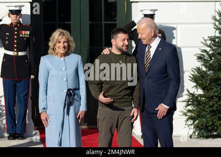 Washington, US, 21/12/2022, il presidente degli Stati Uniti Joe Biden e la prima signora Dr. Jill Biden danno il benvenuto al presidente ucraino Volodymyr Zelenskyy alla Casa Bianca di Washington, DC mercoledì 21 dicembre 2022. Credit: Chris Kleponis/CNP /MediaPunch Foto Stock