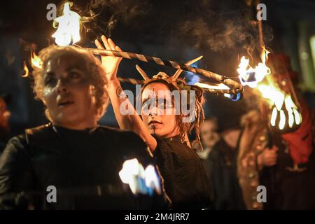 Penzance, Cornovaglia, Regno Unito. 21st dicembre 2022. Solstice invernale: Festa di Montol. Centinaia di festeggiatori si riuniscono per il festival annuale di Montol che si tiene ogni Solstizio d'Inverno dal 2007. Il festival è un revival o una reinterpretazione di molte delle tradizioni tradizionali di metà inverno della Cornovaglia e Natale precedentemente praticata in e intorno alla zona di Penzance e comune a gran parte della Cornovaglia in un punto. Credit: Guy Corbishley/Alamy Live News Foto Stock