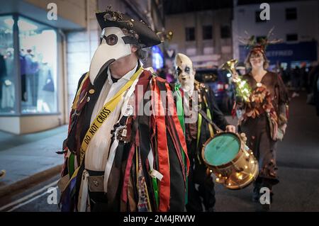 Penzance, Cornovaglia, Regno Unito. 21st dicembre 2022. Solstice invernale: Festa di Montol. Centinaia di festeggiatori si riuniscono per il festival annuale di Montol che si tiene ogni Solstizio d'Inverno dal 2007. Il festival è un revival o una reinterpretazione di molte delle tradizioni tradizionali di metà inverno della Cornovaglia e Natale precedentemente praticata in e intorno alla zona di Penzance e comune a gran parte della Cornovaglia in un punto. Credit: Guy Corbishley/Alamy Live News Foto Stock