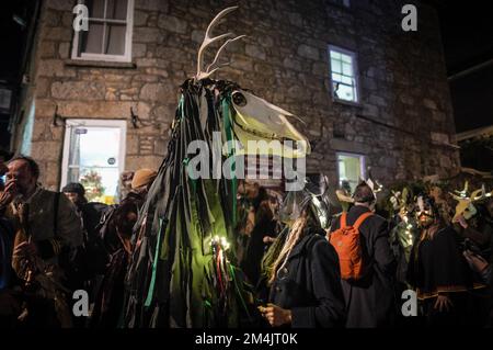 Penzance, Cornovaglia, Regno Unito. 21st dicembre 2022. Solstice invernale: Festa di Montol. Centinaia di festeggiatori si riuniscono per il festival annuale di Montol che si tiene ogni Solstizio d'Inverno dal 2007. Il festival è un revival o una reinterpretazione di molte delle tradizioni tradizionali di metà inverno della Cornovaglia e Natale precedentemente praticata in e intorno alla zona di Penzance e comune a gran parte della Cornovaglia in un punto. Credit: Guy Corbishley/Alamy Live News Foto Stock