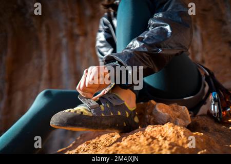 La ragazza indossa scarpe da arrampicata, vista closeup. Foto Stock