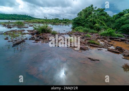 Il più grande sistema di cascate sulla Terra Iguazu vista da un elicottero Foto Stock