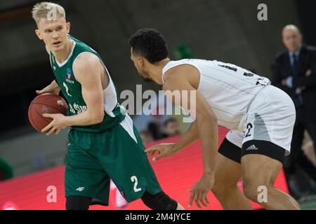 Wroclaw, Polonia, 21st dicembre 2022. 7days Eurocup: WKS Slask Wroclaw (camicie verdi) vs Dolomiti energia Trento (camicie bianche) in Centennial Hall. Foto: #2 Lukasz Kolenda © Piotr Zajac/Alamy Live News Foto Stock