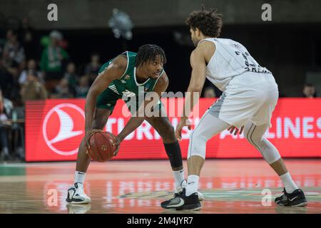 Wroclaw, Polonia, 21st dicembre 2022. 7days Eurocup: WKS Slask Wroclaw (camicie verdi) vs Dolomiti energia Trento (camicie bianche) in Centennial Hall. Foto: #20 Justin Bibbs © Piotr Zajac/Alamy Live News Foto Stock