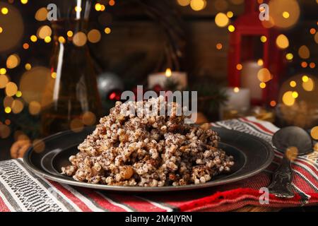 Piatto di piatto tradizionale Kutya sul tavolo Foto Stock