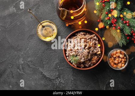 Ciotola di piatto tradizionale ucraino Kutya su sfondo scuro con spazio per il testo Foto Stock
