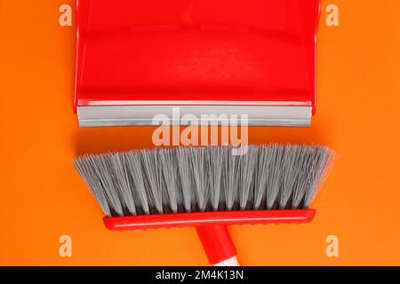 Pulizia scopa e paletta su sfondo colorato, primo piano Foto Stock