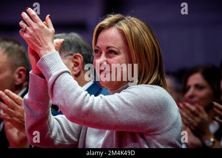 Roma, Roma, Italia. 17th Dec, 2022. Giorgia Meloni, primo Ministro e leader italiano dei Fratelli d'Italia, a Roma il 17 dicembre 2022 in occasione del decimo anniversario di Fratelli d'Italia, ascolta i discorsi dei leader della Coalizione di Centro destra Silvio Berlusconi e Matteo Salvini. (Credit Image: © Riccardo Fabi/Pacific Press via ZUMA Press Wire) Foto Stock