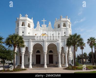 L'esterno bianco della Chiesa Cattolica del Sacro cuore a Galveston, Texas, con influenze moresche, romaniche e bizantine che si vedono nelle sue torri e nel suo arco Foto Stock