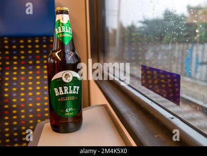 12-09-2022 Lugano, Svizzera. Birra polacca a buon mercato su un treno svizzero per Locarno (una bottiglia di birra viene acquistata in un negozio italiano) Foto Stock