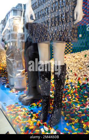 Londra, Regno Unito - 20 dicembre 2022, Louis Vuitton vetrina di Natale, manichini sullo sfondo dei giocattoli Lego. Foto Stock