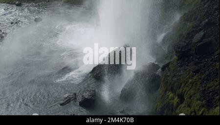 Bella cascata nascosta di Kvernufoss nella regione meridionale dell'Islanda Foto Stock