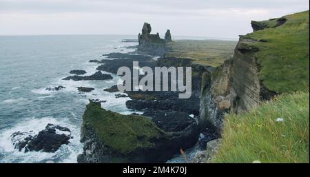 Londrangar Cliffs situato nella penisola di Snaefelsness, Islanda Foto Stock