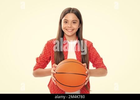 Ragazza teen con palla di basket isolato su sfondo bianco. Ritratto di ragazza giovane sorridente felice. Foto Stock