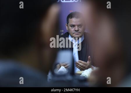 Tripoli, Libia. 21st Dec, 2022. Il primo ministro libico Abdel Hamid al-Dabaiba ha visto durante la celebrazione dei figli del Fondo di solidarietà sociale. In occasione della celebrazione del Fondo di sicurezza sociale di Tripoli in occasione delle nozze di 5 dei suoi figli, con la responsabilità sociale di prendersi cura dei giovani, affinché possano contare su di loro stessi con le sfide politiche e l'instabilità della sicurezza nel paese. (Credit Image: © Islam Alatrash/SOPA Images via ZUMA Press Wire) Foto Stock