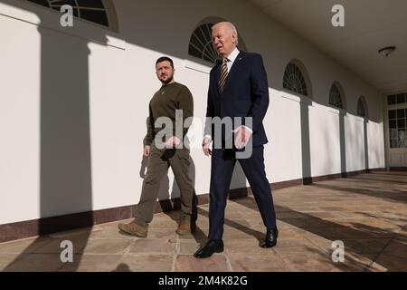 Washington, Stati Uniti. 21st Dec, 2022. Il presidente Joe Biden cammina lungo il colonnato con il presidente ucraino Volodymyr Zelenskyy mentre lo accoglie alla Casa Bianca sul prato meridionale il 21 dicembre 2022 a Washington, DC. ( Credit: Sipa USA/Alamy Live News Foto Stock