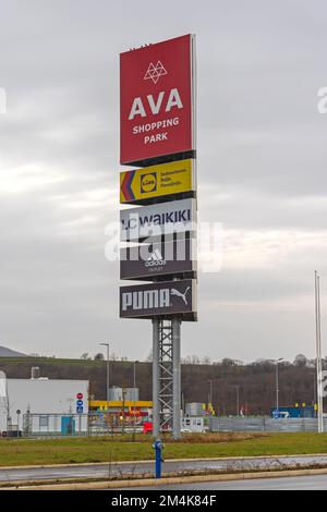 Belgrado, Serbia - 09 dicembre 2022: Totem con il logo aziendale all'Ava Shopping Park vicino a Ikea presso l'autostrada. Foto Stock