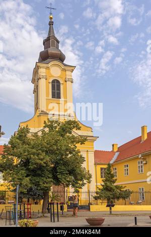 Sremski Karlovci, Serbia - 19 agosto 2022: Chiesa Cattolica Romana Santissima Trinità in Piazza Branko Radicevic nel centro della città Giornata estiva. Foto Stock