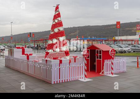 Belgrado, Serbia - 09 dicembre 2022: Albero rosso di Natale alto al parco commerciale Ava vicino Ikea in Highway Winter Day. Foto Stock