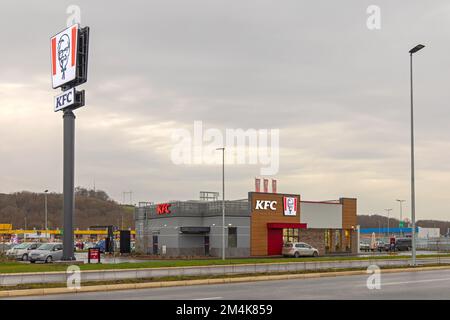 Belgrado, Serbia - 09 dicembre 2022: Ristorante e guida attraverso l'Ava Shopping Park vicino Ikea in autostrada. Foto Stock