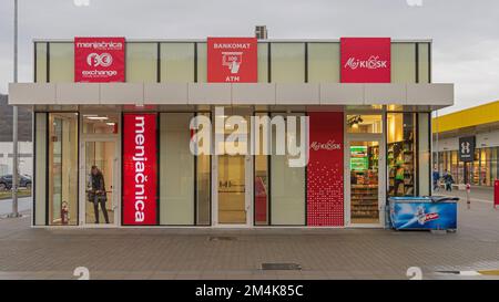 Belgrado, Serbia - 09 dicembre 2022: Sportello di cambio valuta sportello Bancomat e tabacchi chiosco edificio all'Ava Shopping Park presso l'autostrada. Foto Stock