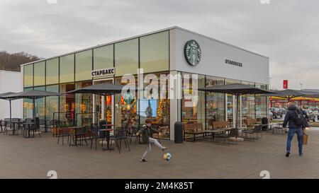 Belgrado, Serbia - 09 dicembre 2022: American Coffee Chain Starbucks presso l'Ava Shopping Park presso l'autostrada. Foto Stock
