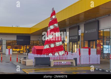 Belgrado, Serbia - 09 dicembre 2022: Albero rosso di Natale alto al parco commerciale Ava vicino Ikea in Highway Winter Day. Foto Stock