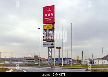 Belgrado, Serbia - 09 dicembre 2022: Totem con il logo aziendale all'Ava Shopping Park vicino a Ikea presso l'autostrada. Foto Stock