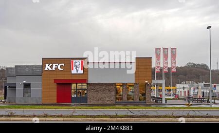 Belgrado, Serbia - 09 dicembre 2022: Ristorante e guida attraverso l'Ava Shopping Park vicino Ikea in autostrada. Foto Stock