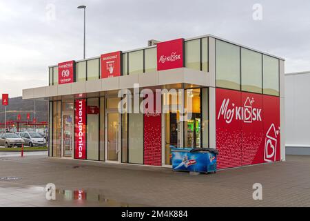 Belgrado, Serbia - 09 dicembre 2022: Tobacco News Kiosk sportello Bancomat e Money Exchange Office Building presso l'Ava Shopping Park presso l'autostrada. Foto Stock