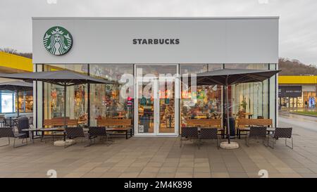 Belgrado, Serbia - 09 dicembre 2022: American Coffee Chain Starbucks presso l'Ava Shopping Park presso l'autostrada. Foto Stock