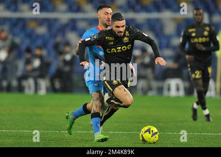 Napoli, Italia, 21/12/2022, Matteo Politano giocatore di Napoli e Rémy Cabella giocatore di Lille, durante un amichevole match che tra Napoli vs Villareal risultato finale, Napoli 0, Lille 4. Partita giocata allo stadio diego armando maradona. Foto Stock