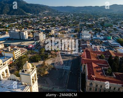 Splendida vista aerea della città di San Salvador, capitale del Salvador - le sue cattedrali e gli edifici Foto Stock