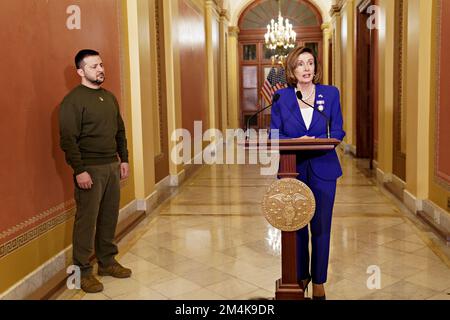 Washington, US, 21/12/2022, Nancy Pelosi, un democratico californiano, parla durante l'incontro con Volodymyr Zelenskiy, presidente dell'Ucraina, ha lasciato, al Campidoglio degli Stati Uniti a Washington, DC, Stati Uniti, mercoledì 21 dicembre, 2022. Il presidente Biden ha dato il benvenuto a Zelenskiy oggi alla Casa Bianca mentre il presidente ucraino ha cercato di sostenere gli Stati Uniti per la difesa di Kyiv contro la Russia nel suo primo viaggio al di fuori del suo paese da quando le forze di Mosca invasero. Foto di Nathan Howard/Pool/ABACAPRESS.COM Foto Stock