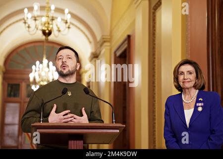 Washington, US, 21/12/2022, Volodymyr Zelenskiy, presidente dell'Ucraina, Parla durante l'incontro con il presidente della Camera degli Stati Uniti Nancy Pelosi, un democratico della California, a destra, al Campidoglio degli Stati Uniti a Washington, DC, Stati Uniti, mercoledì 21 dicembre, 2022. Il presidente Biden ha dato il benvenuto a Zelenskiy oggi alla Casa Bianca mentre il presidente ucraino ha cercato di sostenere gli Stati Uniti per la difesa di Kyiv contro la Russia nel suo primo viaggio al di fuori del suo paese da quando le forze di Mosca invasero. Foto di Nathan Howard/Pool/ABACAPRESS.COM Foto Stock