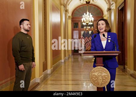 Washington, US, 21/12/2022, Nancy Pelosi, un democratico californiano, parla durante l'incontro con Volodymyr Zelenskiy, presidente dell'Ucraina, ha lasciato, al Campidoglio degli Stati Uniti a Washington, DC, Stati Uniti, mercoledì 21 dicembre, 2022. Il presidente Biden ha dato il benvenuto a Zelenskiy oggi alla Casa Bianca mentre il presidente ucraino ha cercato di sostenere gli Stati Uniti per la difesa di Kyiv contro la Russia nel suo primo viaggio al di fuori del suo paese da quando le forze di Mosca invasero. Foto di Nathan Howard/Pool/ABACAPRESS.COM Foto Stock