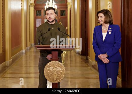 Washington, US, 21/12/2022, Volodymyr Zelenskiy, presidente dell'Ucraina, Parla durante l'incontro con il presidente della Camera degli Stati Uniti Nancy Pelosi, un democratico della California, a destra, al Campidoglio degli Stati Uniti a Washington, DC, Stati Uniti, mercoledì 21 dicembre, 2022. Il presidente Biden ha dato il benvenuto a Zelenskiy oggi alla Casa Bianca mentre il presidente ucraino ha cercato di sostenere gli Stati Uniti per la difesa di Kyiv contro la Russia nel suo primo viaggio al di fuori del suo paese da quando le forze di Mosca invasero. Foto di Nathan Howard/Pool/ABACAPRESS.COM Foto Stock