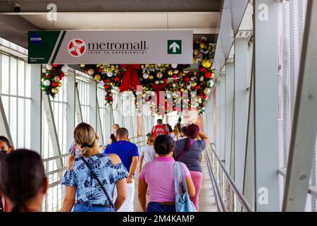 molte persone camminano lungo un corridoio verso il centro commerciale della metropolitana Foto Stock