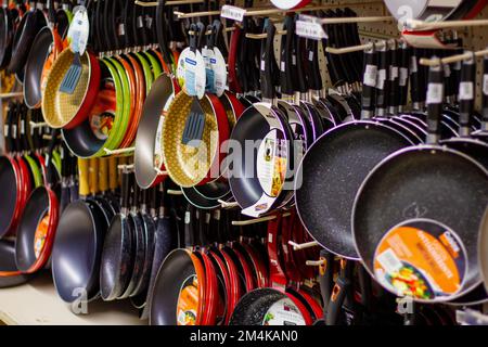 scaffale di padelle di vari tipi e dimensioni in negozio Foto Stock