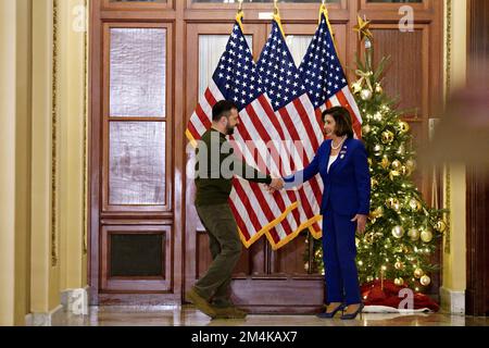 Washington, US, 21/12/2022, Volodymyr Zelenskiy, presidente dell'Ucraina, A sinistra, incontra il presidente della Camera degli Stati Uniti Nancy Pelosi, un democratico della California, al Campidoglio degli Stati Uniti a Washington, DC, Stati Uniti, mercoledì 21 dicembre, 2022. Il presidente Biden ha dato il benvenuto a Zelenskiy oggi alla Casa Bianca mentre il presidente ucraino ha cercato di sostenere gli Stati Uniti per la difesa di Kyiv contro la Russia nel suo primo viaggio al di fuori del suo paese da quando le forze di Mosca invasero. Foto di Nathan Howard/Pool/ABACAPRESS.COM Foto Stock