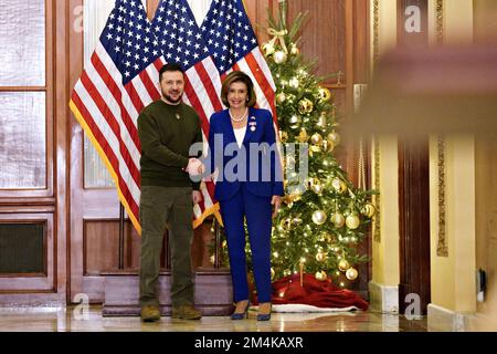 Washington, US, 21/12/2022, Volodymyr Zelenskiy, presidente dell'Ucraina, A sinistra, incontra il presidente della Camera degli Stati Uniti Nancy Pelosi, un democratico della California, al Campidoglio degli Stati Uniti a Washington, DC, Stati Uniti, mercoledì 21 dicembre, 2022. Il presidente Biden ha dato il benvenuto a Zelenskiy oggi alla Casa Bianca mentre il presidente ucraino ha cercato di sostenere gli Stati Uniti per la difesa di Kyiv contro la Russia nel suo primo viaggio al di fuori del suo paese da quando le forze di Mosca invasero. Foto di Nathan Howard/Pool/ABACAPRESS.COM Foto Stock